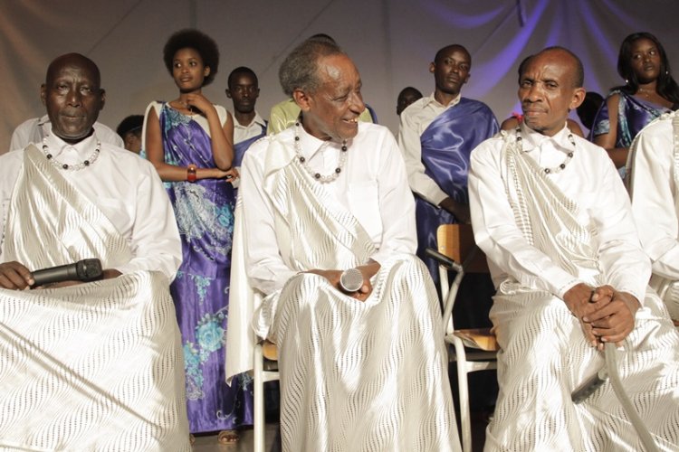 Nyuma y’imyaka 20 baziranyi, Icyusa cy’Ingenzi na Ngombwa Timothée bashinze itsinda ryubakiye ku ndirimbo za gakondo