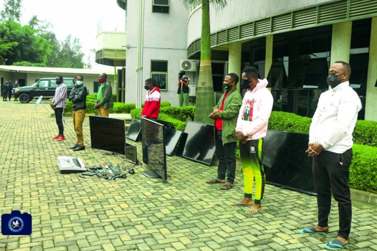 Kigali: Polisi yerekanye itsinda ry’abacyekwaho ubujura bwa Flat Screens