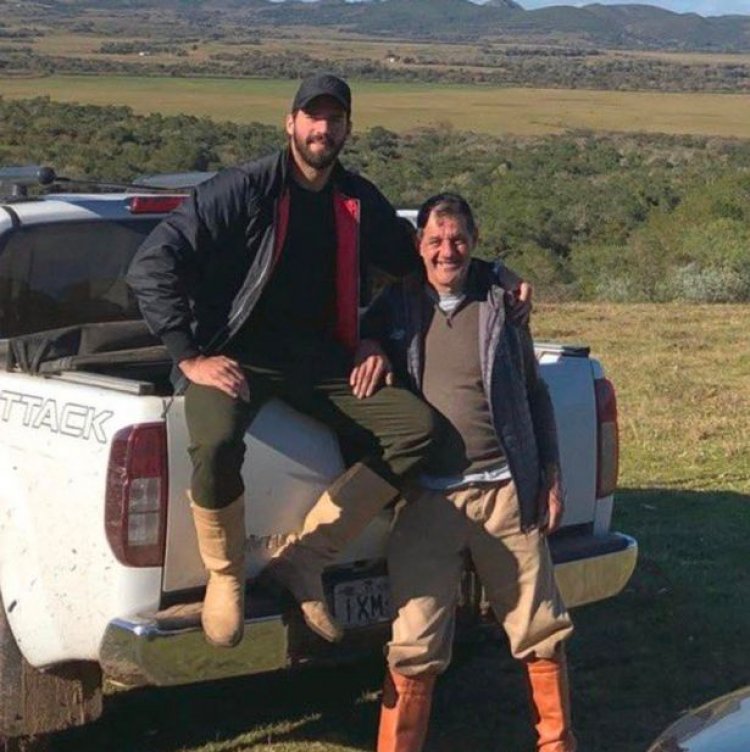 Alisson Becker umuzamu wa Liverpool  umubyeyi we yitabye Imana arohamye