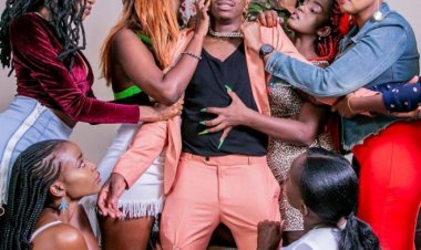 Umunyarwenya Eric Omondi abagore bamukozeho, Polisi ya Kenya yamutwaye amaguru adakora hasi