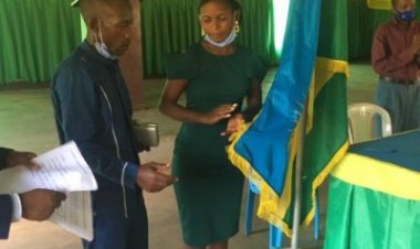 Mu mafoto: umugabo wari umushumba yasezeranye n’umukobwa urangije amashuri yisumbuye arusha imyaka 29.