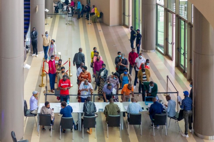 Ubundi budasa! Umuvuduko wo gukingira Covid-19 mu Rwanda urenze uwa bimwe mu bihugu i Burayi