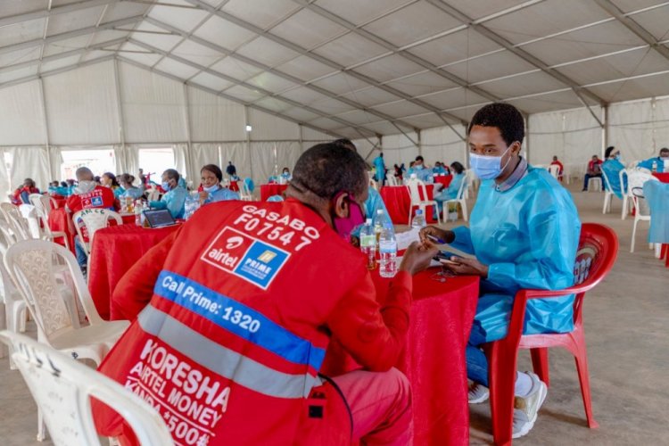 Ubundi budasa! Umuvuduko wo gukingira Covid-19 mu Rwanda urenze uwa bimwe mu bihugu i Burayi