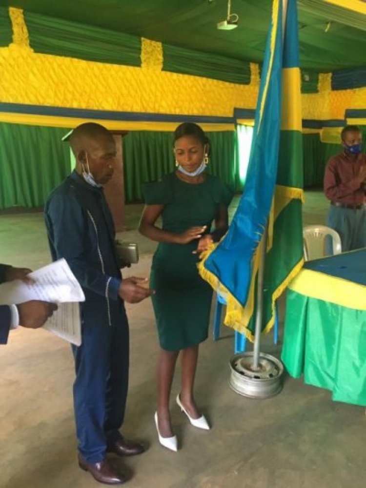 Mu mafoto: umugabo wari umushumba yasezeranye n’umukobwa urangije amashuri yisumbuye arusha imyaka 29.