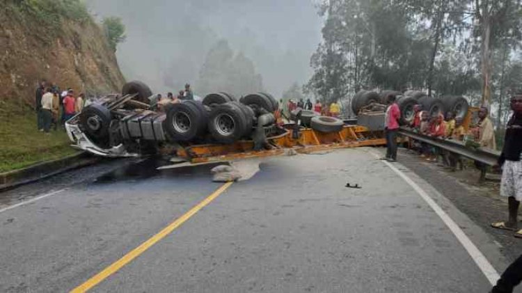 Gakenke: Ikamyo nshya yagaramye mu muhanda kuri Buranga