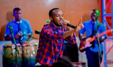 Nta n’amandazi muba mwazanye! Danny Nanone yatubwiye uko yiyumva ku kuba yigana n’abana n’uko ajyana imodoka ku ishuri abandi bajyana amagare