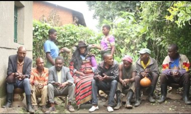 UmunyaRwandakazi utunze abagabo barindwi. Bamutwara mu ngobyi nk’umwami