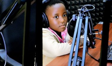 Izere Louange Ora w’imyaka itandatu yasohoye indirimbo yise’’Mama Papa’’-Video