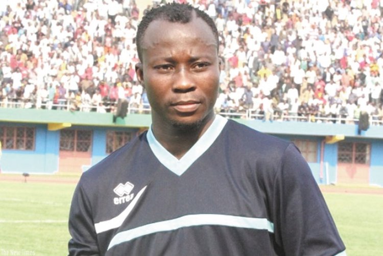 Mwemere Ngirinshuti wahembwaga ibihumbi 300 muri APR FC aratabaza! Inzara imumereye nabi kandi umugore yamusigiye abana babiri mu nzu y'ibyondo