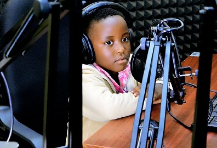 Izere Louange Ora w’imyaka itandatu yasohoye indirimbo yise’’Mama Papa’’-Video