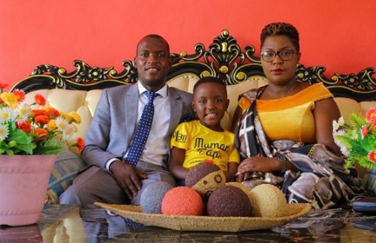 Izere Louange Ora w’imyaka itandatu yasohoye indirimbo yise’’Mama Papa’’-Video