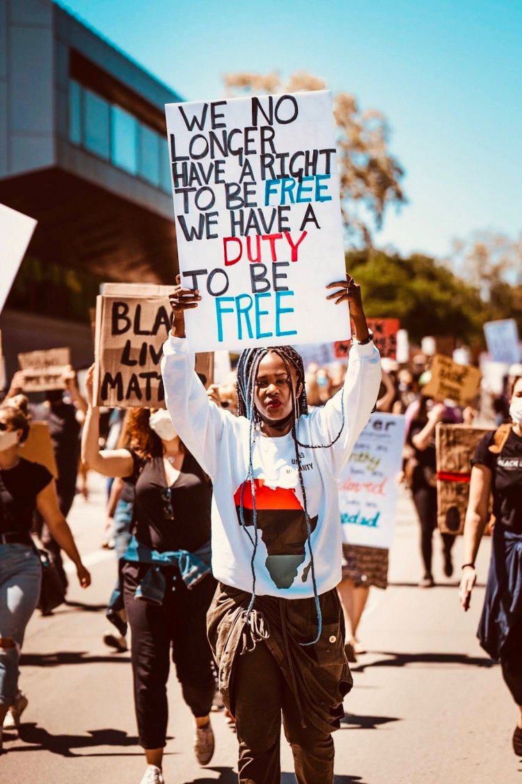 Ubuzima bwa Rita Laurence umusizi akaba n’impirimbanyi iharanira ubwisanzure-amafoto