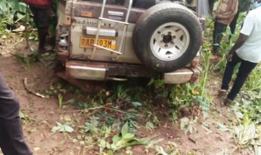 Gisagara: Impanuka ihitanye babiri abandi batatu barakomereka