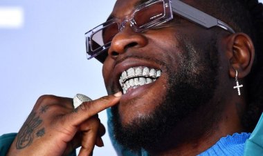 Burna boy yatandukanye numukunzi we bari bamaranye imyaka itatu.