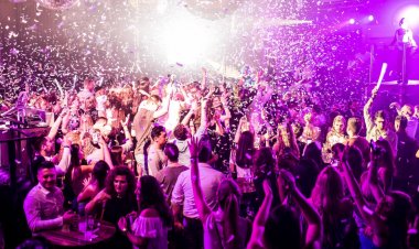 Abahanzi batanu bapfiriye imbere y'abafana.