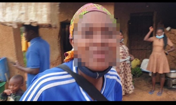 Umugore wagaragaye Kuri youtube arikuririra mu myotsi  nyuma yo kubeshywa