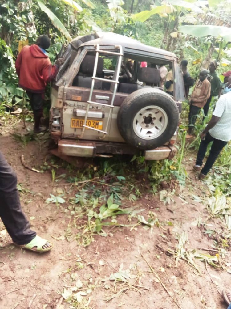 Gisagara: Impanuka ihitanye babiri abandi batatu barakomereka