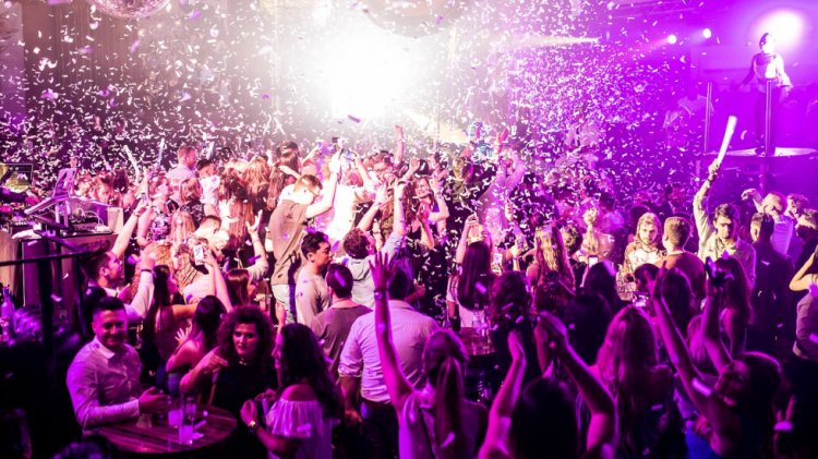 Abahanzi batanu bapfiriye imbere y'abafana.