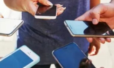 Abantu batandukanye barimo n' umukobwa w' imyaka 36, biyemeje kutongera gukoresha telefone zigezweho(Smart Phone)