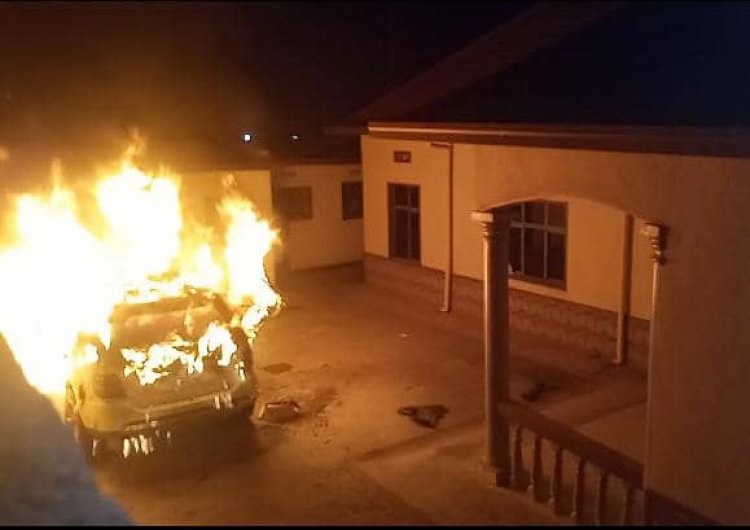 Imodoka yahiye irakongoka ubwo yari iparitse mu rugo.