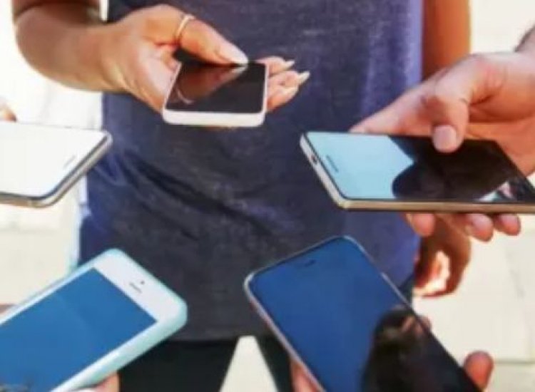 Abantu batandukanye barimo n' umukobwa w' imyaka 36, biyemeje kutongera gukoresha telefone zigezweho(Smart Phone)