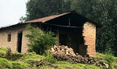 Nyabihu: Umuturage ubana n’umuryango we mu nzu yasenyutse ashinja Ubuyobozi Kumutererana