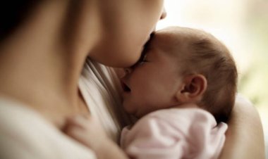 Impamvu ugomba gutekereza kabiri mbere yo kureka abashyitsi basoma umwana wawe