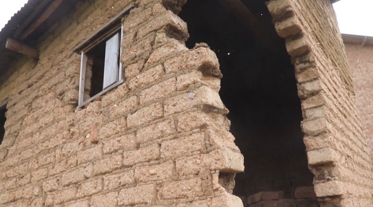 Rubavu: Abana bamaze imyaka ine baratawe n’ababyeyi bizejwe n’ubuyobozi gusanirwa inzu amaso ahera mu kirere irinda ibasenyukiraho ntagikozwe