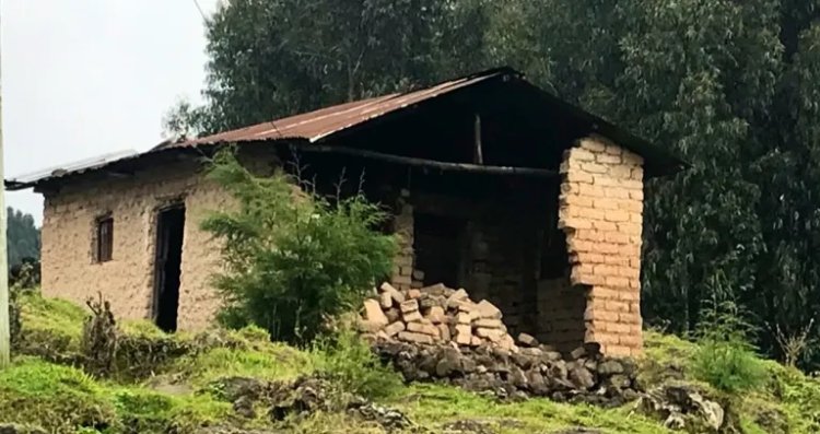 Nyabihu: Umuturage ubana n’umuryango we mu nzu yasenyutse ashinja Ubuyobozi Kumutererana