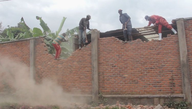Musanze: Urukiko rwemeje ko Umuholandi yambuye umuryango w’abantu 10 ubutaka binyuranyije n’amategeko, ahita asenyerwa