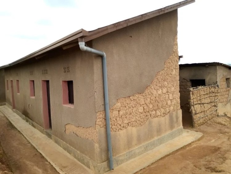 Nyamagabe: Inzu batujwemo na Leta zatangiye gusenyuka nta myaka ibiri zimaze