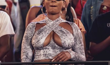 Unusual wearing style by Kigali 's girls in Tayc's concert