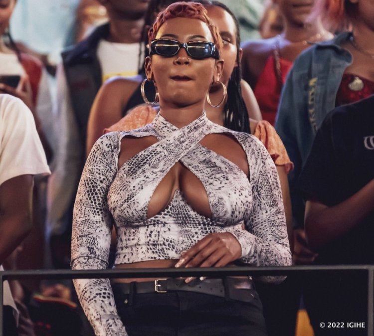 Unusual wearing style by Kigali 's girls in Tayc's concert