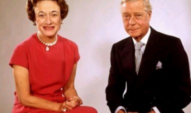 Yarambitse ikamba ry'Ubwami  hasi yisangira umugore yakunze w'inshoreke