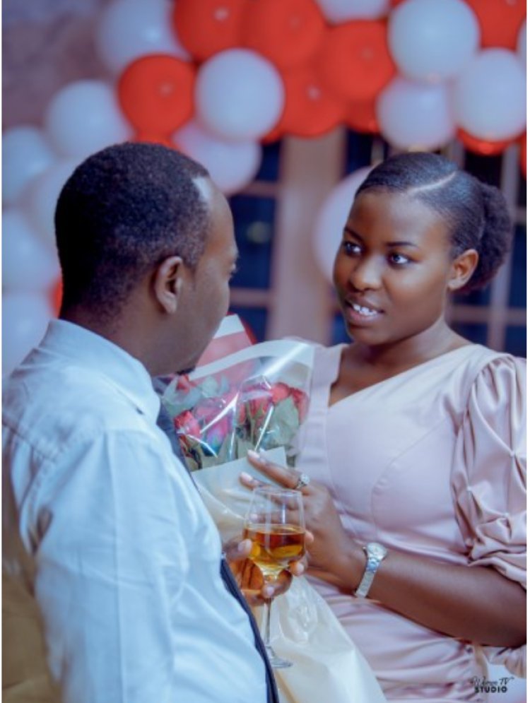 Baganizi Olivier,uzwi mu ikinamico Uruhuri akaba n'umunyamakuru wa Isango Star atunguye abantu ku byo akoreye umukunzi we