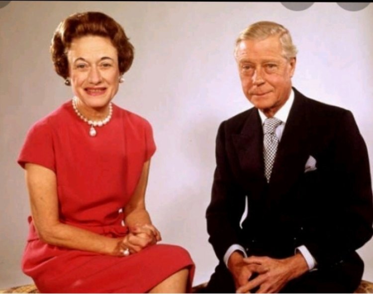 Yarambitse ikamba ry'Ubwami  hasi yisangira umugore yakunze w'inshoreke