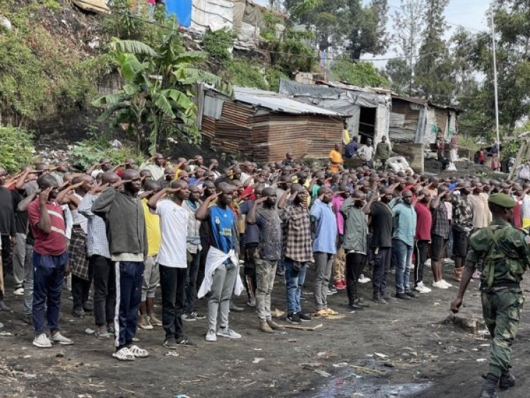 Ifoto: Abanyeshuri bajyanwe mu gisirikare ku gahato muri Congo, basekeje abantu ubwo bakoraga ibitangaza ku ikosi