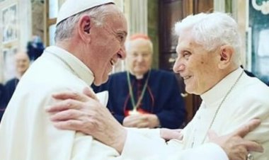 Papa Francis yatangaje amagambo adasanzwe kuri Papa Benedicto XVI