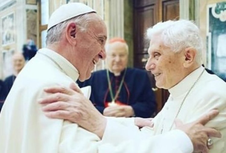 Papa Francis yatangaje amagambo adasanzwe kuri Papa Benedicto XVI