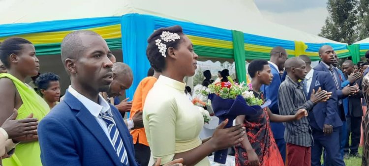 Abasezeranye bari bishimye