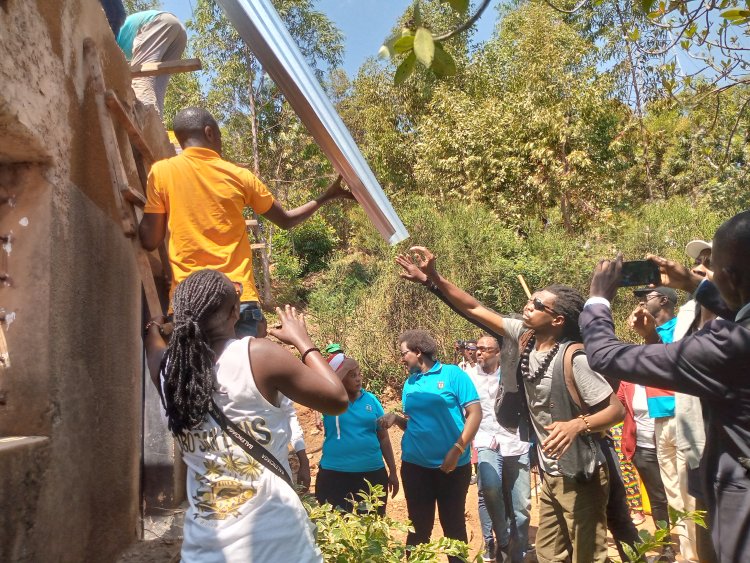 Nyarugenge-Nyamirambo: Urugaga rw'Abahanzi" Cellule Specialise" rwasaniye inzu umucikacumu, Anahabwa Inka n'imyenda