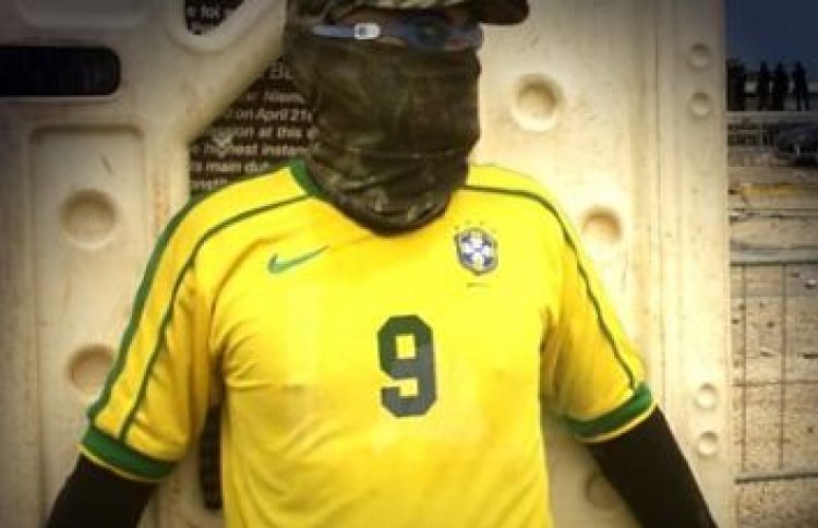 Barashaka ko umwambaro wambawe n'abarimo Pelé uhindurwa