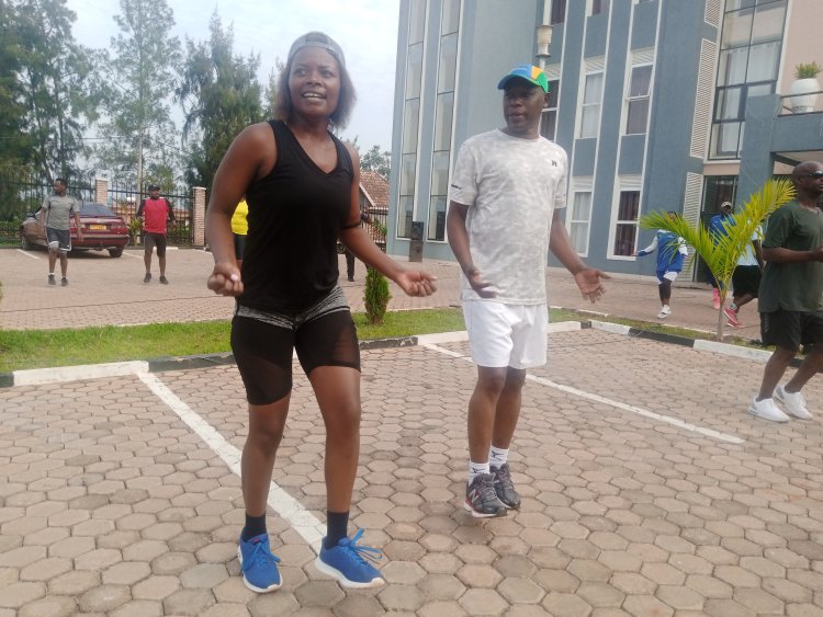 E.S w'umurenge wa Kinyinya Buana HAVUGUZIGA Charles na umutoza