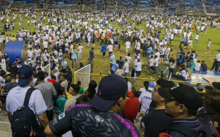 El Salvador: Some fans dead, and more than 100 injured in stampede at Football Stadium