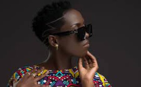 The Artist Azawi discussed the battles in Showbiz and claimed that Ugandan showbiz is hotter than Rwandan due to the madness of Ugandans.