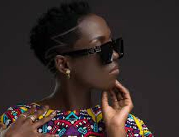 The Artist Azawi discussed the battles in Showbiz and claimed that Ugandan showbiz is hotter than Rwandan due to the madness of Ugandans.