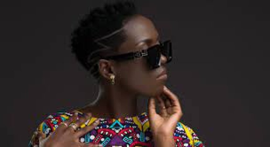 The Artist Azawi discussed the battles in Showbiz and claimed that Ugandan showbiz is hotter than Rwandan due to the madness of Ugandans.