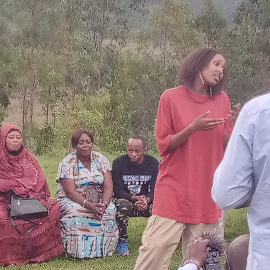 Abaturage b'i Kiruri mu Karere ka Huye banyuzwe n'ibyamamare-Amafoto